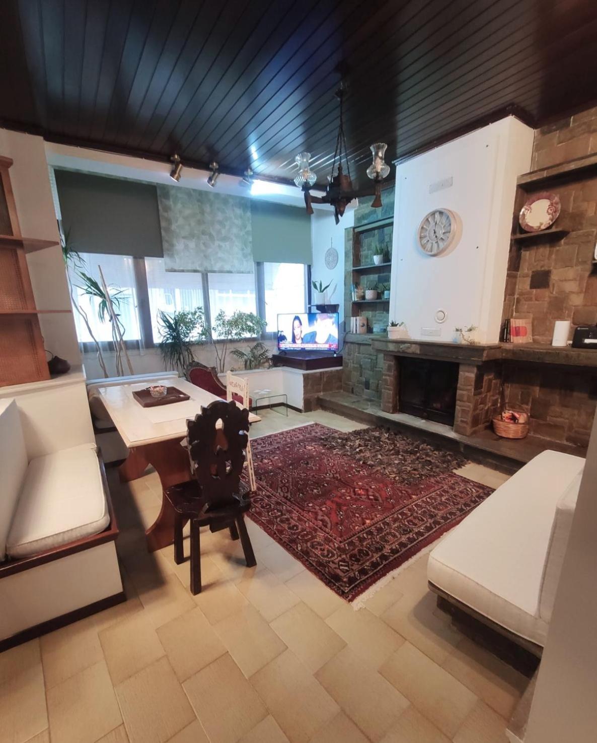 Johnny'S Loft Apartment Agrinio Bagian luar foto