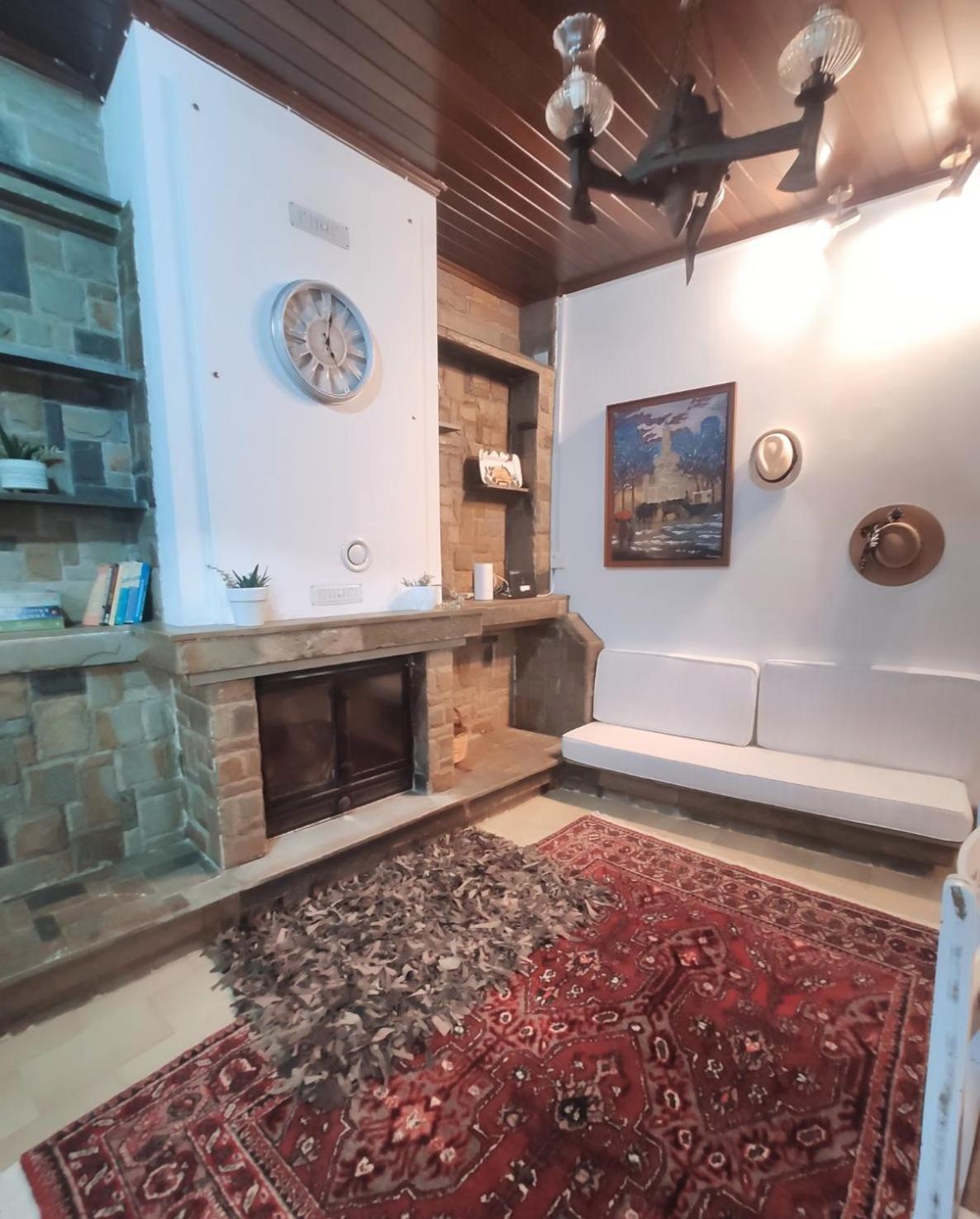 Johnny'S Loft Apartment Agrinio Bagian luar foto